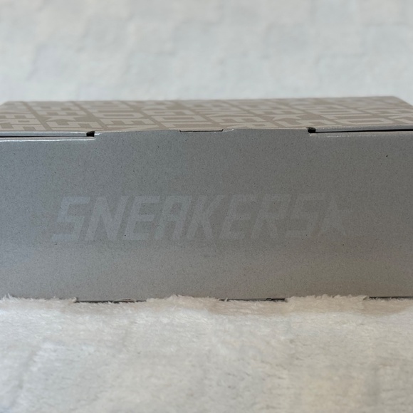 Golden Goose Women’s Shoe Size 40 NWT - Picture 11 of 11